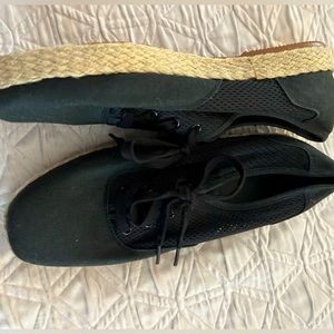 Easy Spirit Black Shoes-Woven Bottom. Size 9